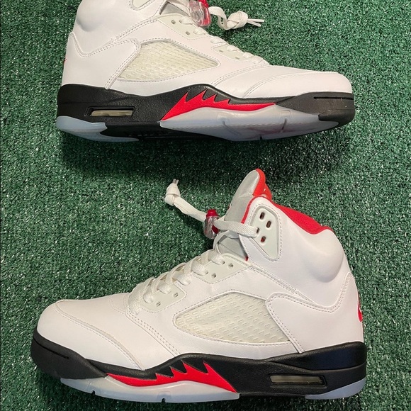 Jordan 5 “fire red” almost new only tried on no box fast shipping authentic - Picture 4 of 5